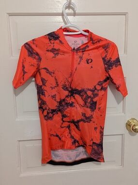 Pearl Izumi Women’s Short Sleeve Cycling Jersey in Coral with Black Marble Print